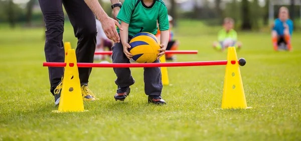 神经生物学：催产素分泌水平如何影响多人博弈（如德扑）中的信任与诈唬。（信任与诈唬的神经生物学：催产素水平在多人博弈（如德州扑克）中的作用）